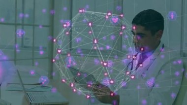 Bağlantı ağının animasyonu melez bir doktor yerine bir dünya. Küresel tıp, teknoloji, veri işleme ve dijital arayüz kavramı dijital olarak oluşturulmuş video.
