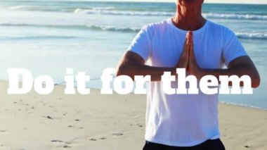 Sahilde yoga yapan Kafkasyalı son sınıf öğrencileri için bunu yapmanın animasyonu. Evde kalmak, covid 19 salgını sırasında kendini izole etmek ve dijital olarak üretilen tatil konsepti..