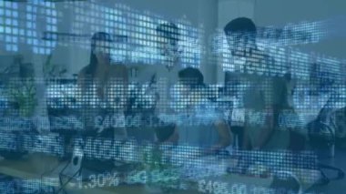 Ofiste konuşan çeşitli iş adamlarının veri işleme animasyonları. Küresel iş ve dijital arayüz kavramı dijital olarak oluşturulmuş video.