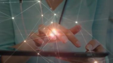 Kafkasyalı kadın doktor üzerinden bağlantı ağının animasyonu. küresel tıp, sağlık hizmetleri, araştırma ve ağlar konsepti dijital olarak oluşturulmuş video.