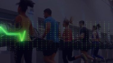 Egzersiz yapan farklı insanların kardiyografisinin animasyonu. Sağlık, zindelik ve dijital arayüz kavramı dijital olarak oluşturulmuş video.