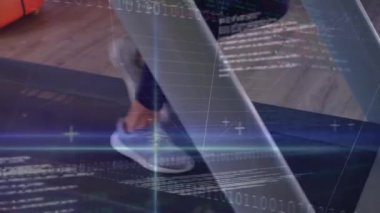 Çalışan kişi üzerinden finansal veri işleme animasyonu. Küresel spor, veri işleme ve dijital arayüz kavramı dijital olarak oluşturulmuş video.