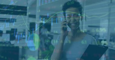Ofiste akıllı telefon kullanan Afro-Amerikan iş kadınının veri işleme animasyonu. Küresel iş ve dijital arayüz kavramı dijital olarak oluşturulmuş video.