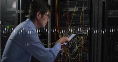 Sunucu odasında tablet kullanan melez bir adamın veri işleme animasyonu. Bulut hesaplama, dijital arayüz ve güvenlik konsepti dijital olarak oluşturulmuş video.