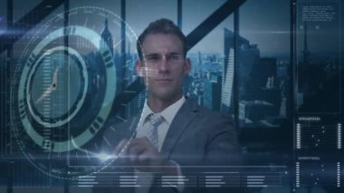 Kafkas işadamı, saat ve çeşitli veri işlemlerinin dijital ekranda canlandırılması. veri işleme, iş, dijital arayüz ve teknoloji konsepti dijital olarak oluşturulmuş video.