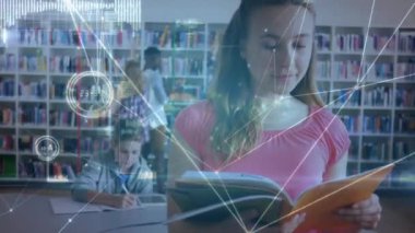 Okulda okuyan ve öğrenen çeşitli okul çocukları arasında bağlantı ağının animasyonu. küresel bağlantılar, ağlar ve eğitim konsepti dijital olarak oluşturulmuş video.