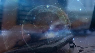 Okulda bilgisayar başında yazı yazan beyaz bir öğrencinin elleri üzerinde dünya ile olan bağlantıların animasyonu. Ağ, bağlantılar, okul, eğitim ve teknoloji konsepti dijital olarak oluşturulmuş video.