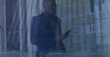 Afro-Amerikan iş adamları üzerinde finansal veri işleme animasyonu. küresel iş, finans, veri işleme ve dijital arayüz kavramı dijital olarak oluşturulmuş video.