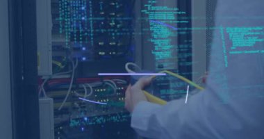 Beyaz adamın ellerinin üzerindeki göz animasyonu sunucuları ve veri işlemlerini kontrol ediyor. ağ, veri işleme ve teknoloji konsepti dijital olarak oluşturulmuş video.
