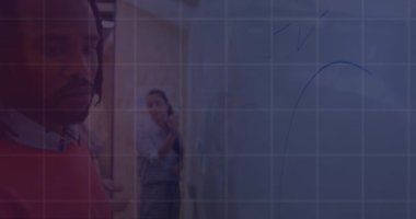 Afro-Amerikan iş adamının not tutması üzerine veri işleme animasyonu. Küresel iş ve dijital arayüz kavramı dijital olarak oluşturulmuş video.