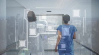 Çalışan iki doktor üzerinde dijital arayüz animasyonu. küresel tıp, teknoloji, veri işleme ve dijital arayüz kavramı dijital olarak oluşturulmuş video.