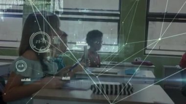 Sınıfta öğrenen çeşitli okul çocukları üzerindeki bağlantı ağının animasyonu. küresel eğitim, bağlantılar ve dijital arayüz konsepti dijital olarak oluşturulmuş video.