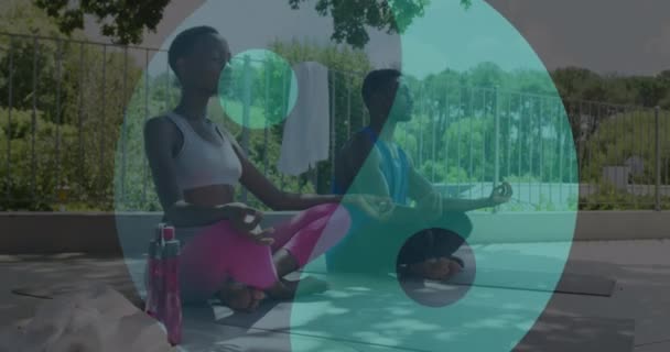 アフリカ系アメリカ人のカップルの瞑想の上に陽アイコンをYingのアニメーション フィットネス デジタルインターフェースの概念デジタル生成されたビデオ — ストック動画