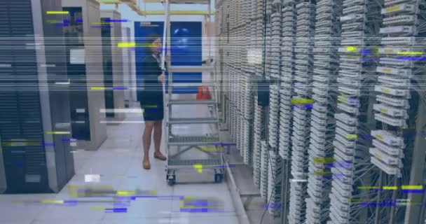 Анимация Глюка Над Белой Женщиной Проверяющей Серверы Сеть Обработка Данных — стоковое видео