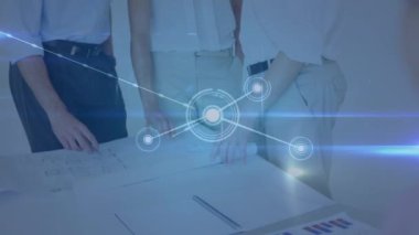 Kafkas iş kadınının kameraya bakıp gülümsemesi üzerinden bağlantı ağının animasyonu. küresel iş, bağlantılar ve teknoloji konsepti dijital olarak oluşturulmuş video.