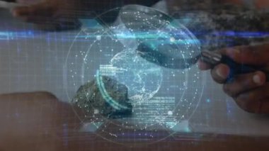 Afrika kökenli Amerikalı bir çocuğun elinde büyüteçle yapılan bağlantılardan oluşan dünyanın animasyonu. okul, eğitim ve öğrenim konsepti dijital olarak oluşturulmuş video.