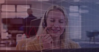 Kafkas iş kadınının telefon kulaklığı kullanarak veri işleme animasyonu. Küresel iş ve dijital arayüz kavramı dijital olarak oluşturulmuş video.