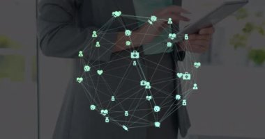 Tablet kullanan iş kadınları üzerindeki bağlantı ağının animasyonu. Dijital olarak oluşturulmuş küresel bağlantılar, veri işleme ve dijital arayüz kavramı.