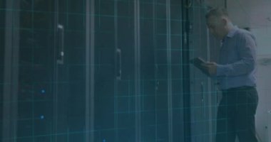 Kapsamlı tarama ve veri işleme animasyonunun bilgisayar sunucusundan Kafkas erkek teknisyenlere aktarılması. küresel hesaplama ve veri işleme kavramı dijital olarak oluşturulmuş video.