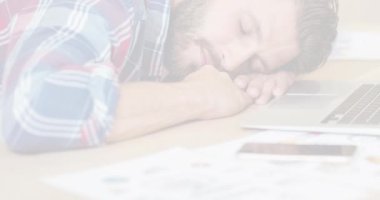 Beyaz adamın dizüstü bilgisayarın yanında uyuduğu animasyon. Ulusal tembel gün ve dijital olarak oluşturulan kutlama konsepti.