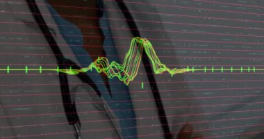 Kameraya bakan mutlu çift ırklı kadın doktor yerine finansal grafiklerin animasyonu. Sağlık, ilaç, finans ve ekonomi konsepti dijital olarak oluşturulmuş video.