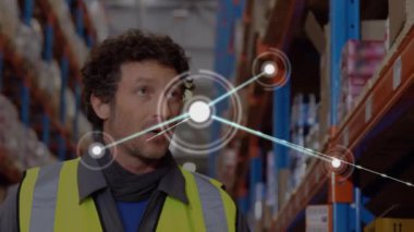 Kafkas erkek depo çalışanı üzerindeki simgelerle bağlantı ağının animasyonu. iş, bağlantılar, teknoloji ve dağıtım hizmetleri konsepti dijital olarak oluşturulmuş video.