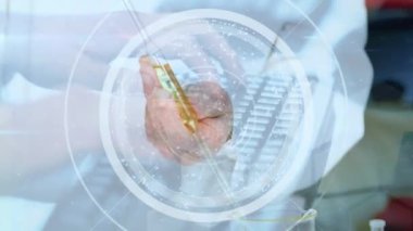 Klavyede yazan ellerin animasyonu ve laboratuardaki beyaz bilim adamının veri işlemesi. küresel bilim, veri işleme ve dijital arayüz kavramı dijital olarak oluşturulmuş video.