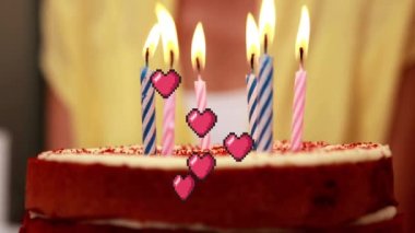 Doğum günü pastasında mumların üzerinde yüzen kalplerin animasyonu. Beyaz yüzeye düşen serpintilerin üzerinde görünen yaprakların canlandırılması.