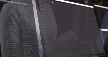 Sunucu odasında tablet kullanan beyaz bir kadının veri işleme animasyonu. Bulut hesaplama, dijital arayüz ve güvenlik konsepti dijital olarak oluşturulmuş video.