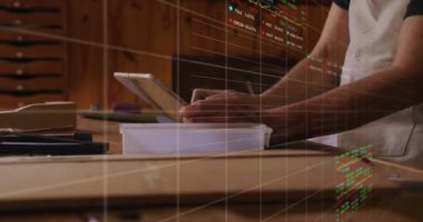 Tablet kullanan erkekler üzerinde veri işleme animasyonu. küresel bağlantılar, veri işleme ve dijital arayüz konsepti dijital olarak oluşturulmuş video.