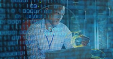 Sunucu odasındaki Afro-Amerikan erkek çalışanın veri işleme animasyonu. Küresel iş ve dijital arayüz kavramı dijital olarak oluşturulmuş video.