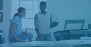 Ofiste konuşan çeşitli iş adamlarının veri işleme animasyonları. Küresel iş ve dijital arayüz kavramı dijital olarak oluşturulmuş video.