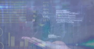 Finansal verilerin ve grafiklerin animasyonu beyaz saçlı bir kadının elleri üzerinde. İş, finans ve ekonomi kavramı dijital olarak oluşturulmuş video.