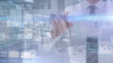 Ofisteki çeşitli iş adamlarının veri işleme ve hareket kollarının animasyonu. küresel bağlantılar, bilgisayar ve dijital arayüz konsepti dijital olarak oluşturulmuş video.