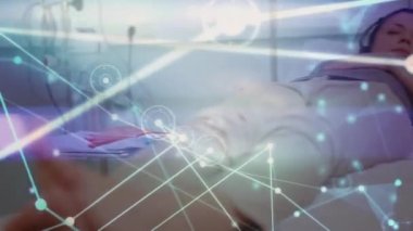 Kafkas erkek ve kadın arasında hastanede yatan bağlantıların animasyonu. küresel bilim ve dijital arayüz kavramı dijital olarak oluşturulmuş video.