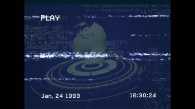 Ekrandaki oyun arayüzünün animasyonu ve mavi arkaplandaki veri işleme ve küresi. küresel iş, bilgisayar ve veri işleme kavramı dijital olarak oluşturulmuş video.