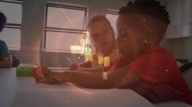 Alfabeler okulda çeşitli erkek ve kız öğrencilere karşı dönüyor. okul ve eğitim kavramı