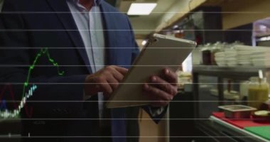Bir restoranda dijital tablet kullanan bir adamın orta kesimine karşı mali veri işleme. küresel finans ve iş teknolojisi kavramı
