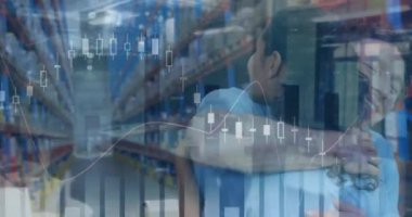 Depodaki çeşitli insanlar üzerinde finansal veri işleme animasyonu. küresel gönderim, finans ve dijital arayüz konsepti dijital olarak oluşturulmuş video.