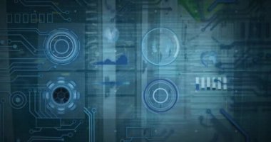 Sunucular üzerinde 5G ve işleme çemberlerinin animasyonu. ağ, iletişim, veri işleme ve teknoloji konsepti dijital olarak oluşturulmuş video.