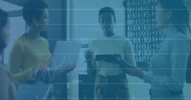 Ofiste konuşan çeşitli iş adamlarının veri işleme animasyonları. Küresel iş ve dijital arayüz kavramı dijital olarak oluşturulmuş video.