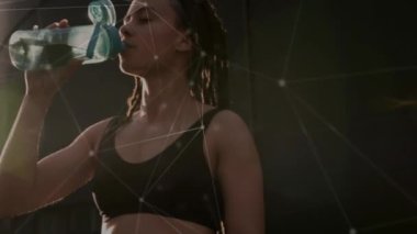 Melez bir kadının içme suyu üzerindeki bağlantı ağının animasyonu. Spor, aktif yaşam tarzı, bağlantılar ve teknoloji konsepti dijital olarak oluşturulmuş video.