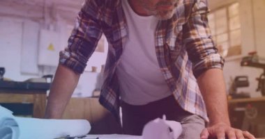 Kafkasyalı erkek mühendis için uluslararası işçi günü animasyonu. Uluslararası İşçi Günü konsepti dijital olarak oluşturulmuş video.