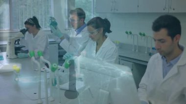 İkili kodlama animasyonu, laboratuvardaki çeşitli bilim adamları üzerinde veri işleme. küresel bilim, veri işleme ve bağlantı konsepti dijital olarak oluşturulmuş video.