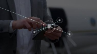Kafkas iş adamının elinde akıllı telefon kullanarak bağlantı ağının animasyonu. ticari, ulaşım, ağ, bağlantılar ve teknoloji konsepti dijital olarak oluşturulmuş video.