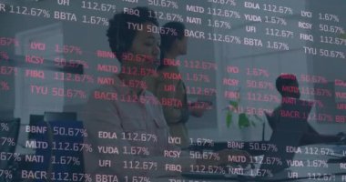 Ofiste çalışan çeşitli iş adamları üzerinde veri işleme animasyonu. küresel iş ve dijital arayüz kavramı dijital olarak oluşturulmuş video.