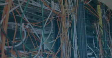 Bilgisayar sunucusundaki kablolar üzerinden tarama, devre kartı ve veri işleme animasyonları. küresel hesaplama ve veri işleme kavramı dijital olarak oluşturulmuş video.