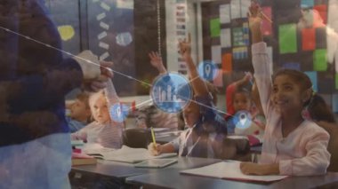 Çeşitli öğrenci grupları ve bayan öğretmenler arasındaki bağlantı ağının animasyonu. eğitim ve öğrenme kavramı dijital olarak oluşturulmuş video.