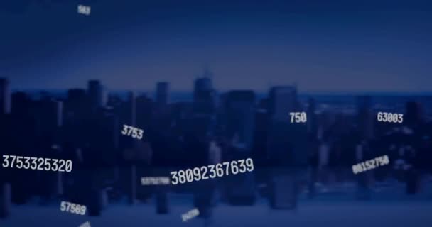 Animatie Van Dalende Aantallen Boven Stadsgezicht Global Business Financiën Gegevensverwerking — Stockvideo