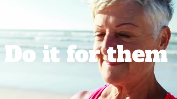 Video Hacerlo Para Ellos Sobre Feliz Anciano Mujer Caucásica Sonriendo — Vídeos de Stock